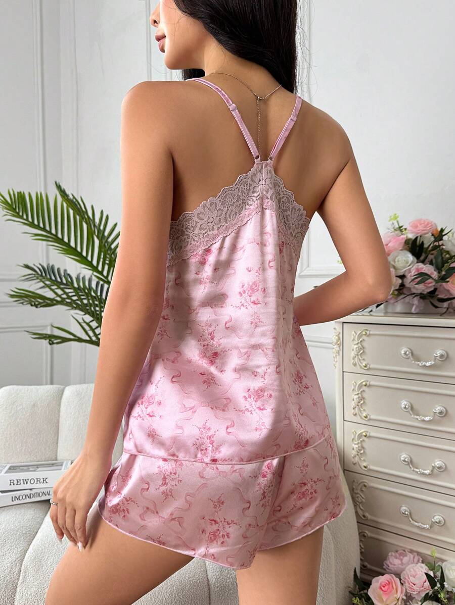 Conjunto de pijama para mujer compuesto por top tipo camiseta con estampado floral y lazo elegante, y shorts de satén con encaje