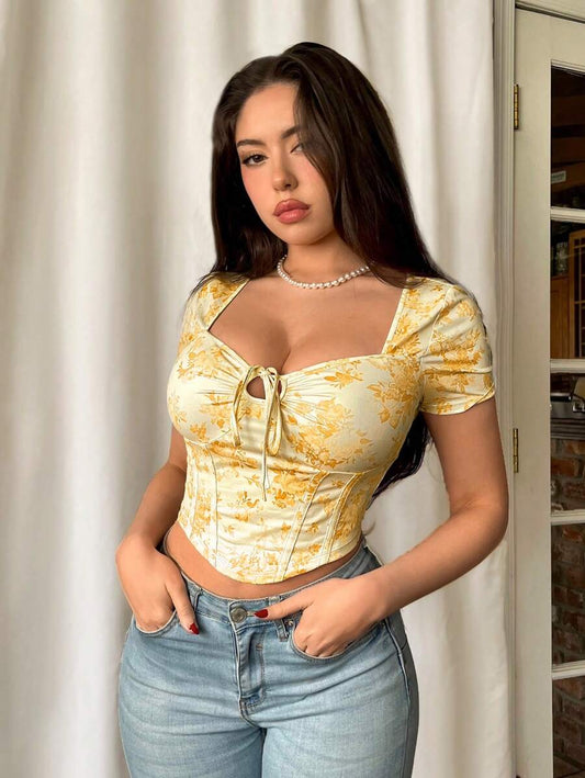 Firerie Camiseta corta de mujer con cierre de cordón en la cintura, ajuste slim y estampado floral