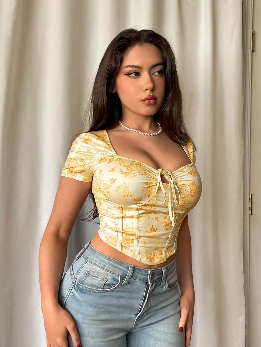 Firerie Camiseta corta de mujer con cierre de cordón en la cintura, ajuste slim y estampado floral