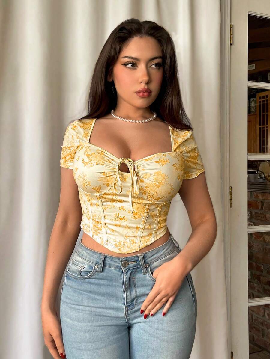 Firerie Camiseta corta de mujer con cierre de cordón en la cintura, ajuste slim y estampado floral