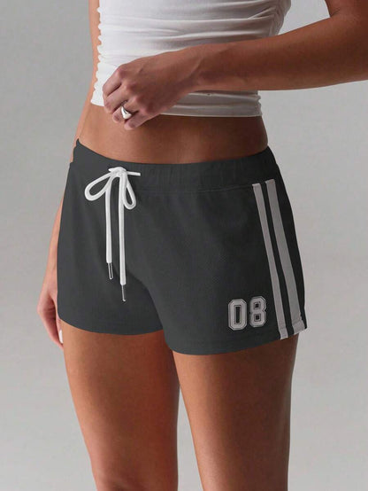 Flirla Pantalones cortos de verano informales para mujeres con cordón en la cintura, talle bajo y diseño de rayas con estampado numérico